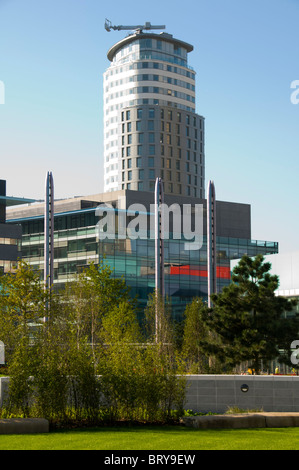 Il cuore isolato di appartamenti da 'Verde' area della piazza a MediaCityUK, Salford Quays, Manchester, Regno Unito Foto Stock