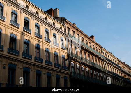 Architettura settecentesca con balconi in ferro battuto, Toulouse, Francia Foto Stock