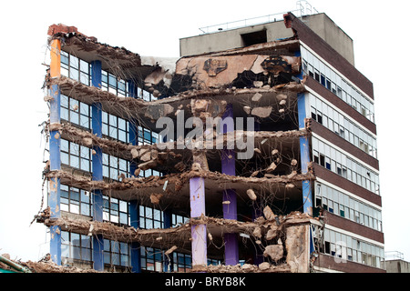 Un blocco di uffici di essere demolita in Wolverhampton, Regno Unito Foto Stock