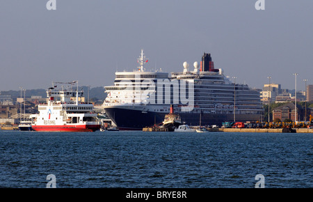 Cunard è di nuovo la regina Elisabetta crociera ormeggiato nella sua casa Porto di Southampton Southern England Regno Unito Foto Stock