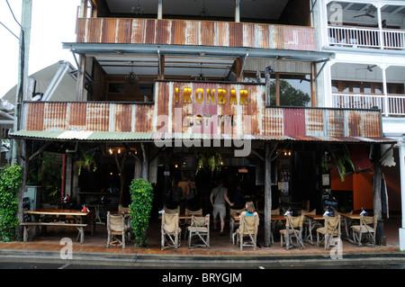 La Iron Bar coperta di fogli corrugati a Port Douglas, a nord di Cairns in Queensland, Australia, UN locale caratteristico rustico, serve pub grub, Foto Stock
