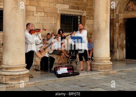 Tre uomini in costumi tradizionali di riproduzione di musica nel portico del Palazzo del Rettore. Il Palazzo del Rettore viene spesso utilizzato per il concerto Foto Stock