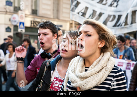 Gli studenti adolescenti esprimere solidarietà con i membri dell'Unione dimostrando contro un aumento dell' età pensionabile Paris 12 Ottobre 2010 Foto Stock