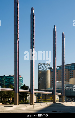 Colonne illuminanti con baldacchino nell'area 'The Stage' della piazza a MediaCityUK, Salford Quays, Manchester, UK. Digital World Center e The Lowry Behind Foto Stock