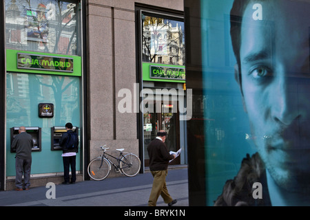 Come ottenere il denaro di un Bancomat sul Caja Madrid, Calle Alcala, calla Alcala, Madrid, Spagna Foto Stock