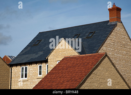 Tetti con diversi colori di piastrelle su nuovi costruire case Woodstock Oxfordshire England Regno Unito Foto Stock