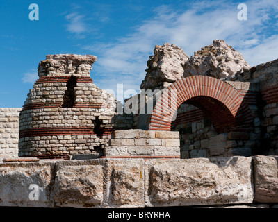 Resti della medievale cinta fortificata e la porta della vecchia città di Nessebar, Bulgaria Foto Stock