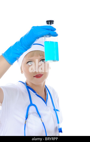 Giovane infermiere in uniforme considerando i farmaci. Foto Stock