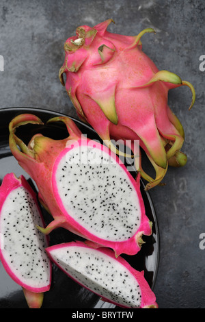 Intero e fette di frutta drago Foto Stock