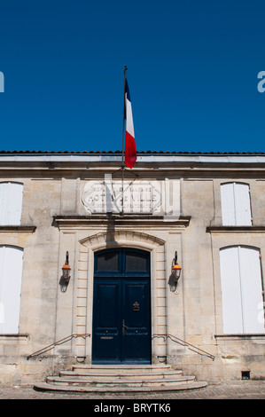 Hotel de Ville (municipio) con bandiera francese, St Emilion, regione di Bordeaux, Francia Foto Stock