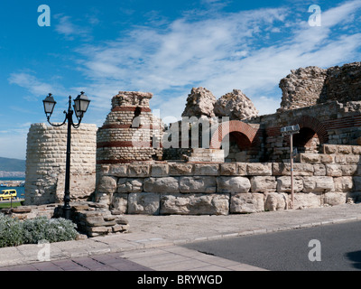 Resti della medievale cinta fortificata e la porta della vecchia città di Nessebar, Bulgaria Foto Stock