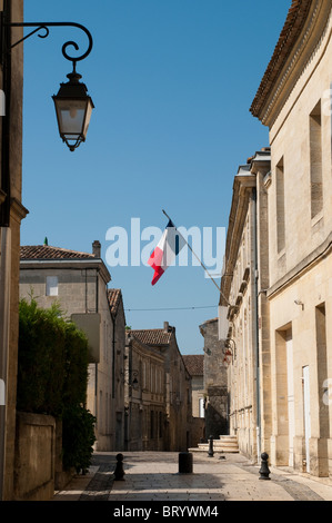 Hotel de Ville (municipio) con bandiera francese, St Emilion, regione di Bordeaux, Francia Foto Stock