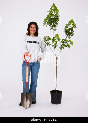 Ritratto di donna con giovani acero e pala Foto Stock