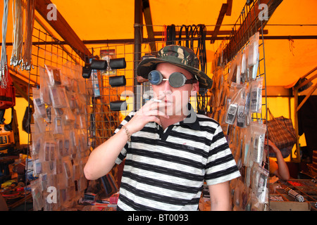 Un venditore di fumo, Brest, Bielorussia Foto Stock