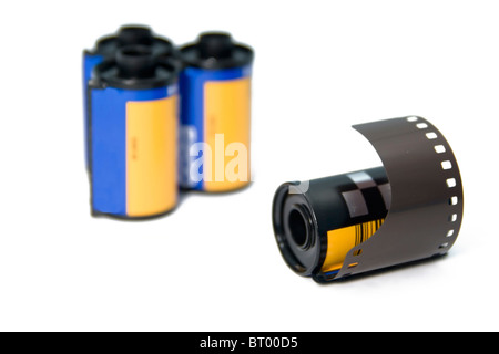 Isolato 35mm rotolo pellicola con rulli sfocata in background Foto Stock