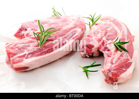 Due crudo fresco costolette di agnello con erbe di rosmarino Foto Stock