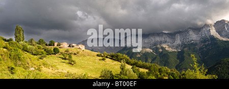 Panorama comprendente parte della Serra del Cadi mountain range e la liquidazione di Veinat De cal Pubill, nei pressi di cava, la Catalogna Foto Stock