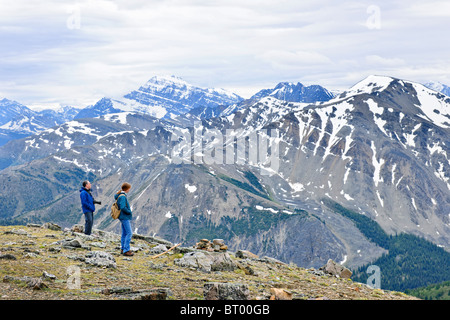 Gli escursionisti godendo scenic Canadian Rocky Mountains vista nel Parco Nazionale di Jasper Foto Stock