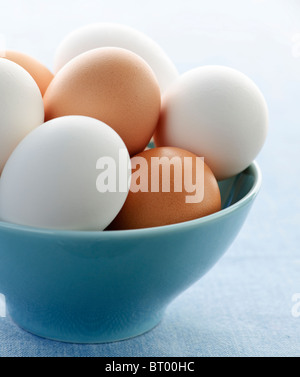 Vista dettagliata del bianco e marrone di uova nel recipiente Foto Stock