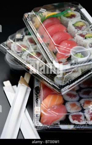 Sushi in contenitori asporto Foto Stock