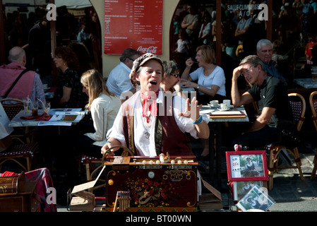 Musicista di strada la riproduzione di organo e canti in Place du Tertre a Montmartre Parigi Francia Foto Stock