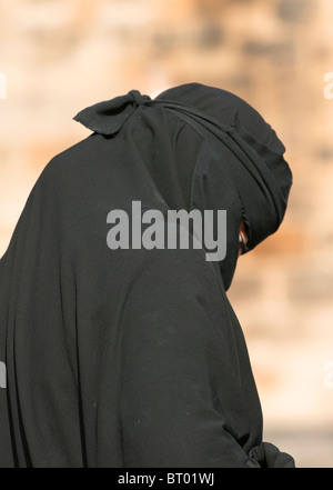 Donna musulmana di indossare il burka sulla strada in Gran Bretagna. Foto Stock