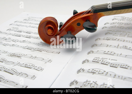 Violino scorrere in appoggio su di un foglio di musica Foto Stock