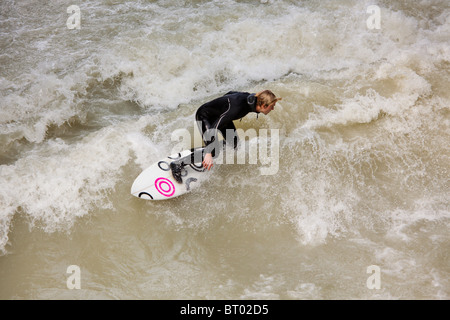 Surfer sul fiume Eisbach al centro di Monaco di Baviera, Germania Foto Stock