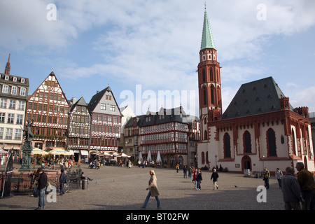 Ostzeile e la vecchia chiesa di San Nicola a marketplace, Frankfurt am Main, Germania Foto Stock