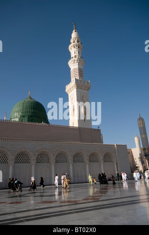 Pellegrini a piedi alla Moschea Nabawi composto su Aprile 20, 2010 in Medina, Regno di Arabia Saudita Foto Stock