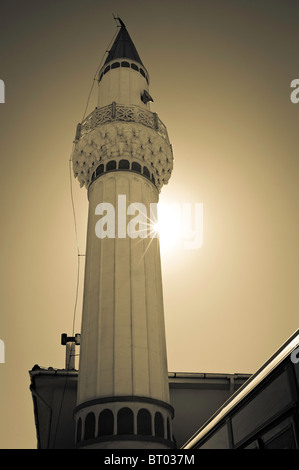 Il sole splende dietro un minareto in Turchia rurale Foto Stock