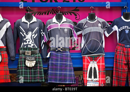 Un tipico negozio di articoli da regalo su Edinburghs' Royal Mile che offrono souvenir e tat tartan per i visitatori da portare a casa. Foto Stock