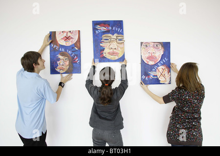 Gli studenti di arte con dipinti. Foto di James Boardman. Foto Stock