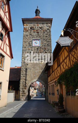 Ingresso alla Torre Siebers nella città medievale di parete ad anello intorno a Rothenburg ob der Tauber, Franconia, Baviera, Germania Foto Stock