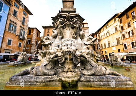 Fontana di acqua al di fuori del Pantheon a Roma , Italia Foto Stock