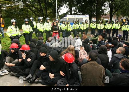 Gli attivisti Smash EDO protestando appena al di fuori del gruppo Brighton Foto Stock