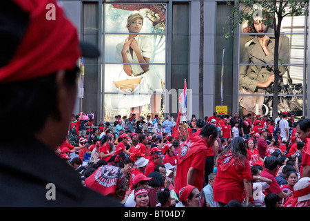 Le camicie rosse bloccato Silom, il quartiere degli affari e dello shopping di Bangkok, Thailandia Foto Stock