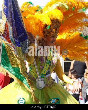 Donna vestita di un costume masquerade durante il Rio parata stile Foto Stock