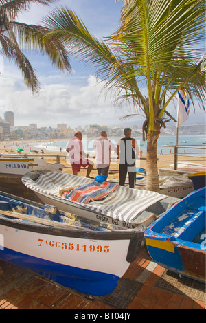 Barche da pesca sulla Avenida della spiaggia Las Canteras a Las Palmas de Gran Canaria. Foto Stock