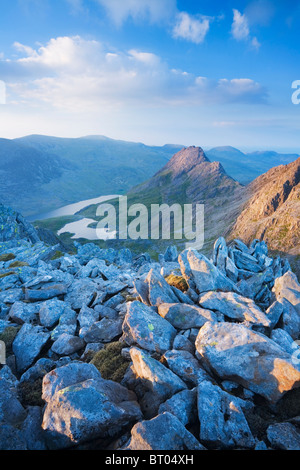 Monte Tryfan e la valle Ogwen da Glyder Fach. Parco Nazionale di Snowdonia. Conwy. Il Galles. Regno Unito. Foto Stock