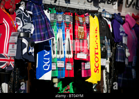 Un tipico negozio di articoli da regalo su Edinburghs' Royal Mile che offrono souvenir e tat tartan per i visitatori da portare a casa. Foto Stock