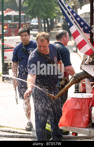 New York Firefighter sulla scena di un incendio a Manhattan Foto Stock