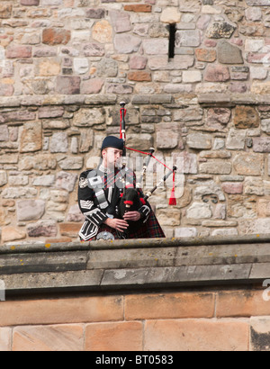 Bagpiper al castello di Edimburgo, Scozia. Foto Stock