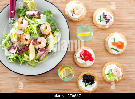 Insalata di gamberetti con blini Foto Stock