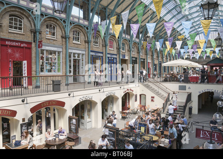 Il Covent Garden mercato coperto arcade, negozi, caffetterie, bar e ristoranti. Londra, Regno Unito Foto Stock