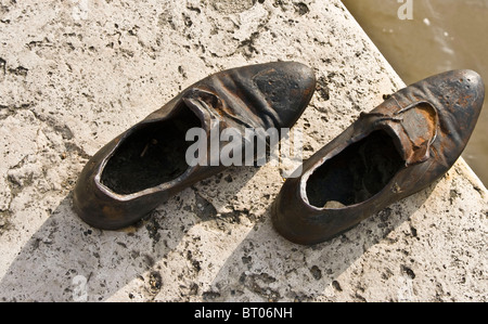 Close-up di 'Szappe sul Danubio " memoriale per gli ebrei ungherese di Budapest Ungheria Europa Foto Stock