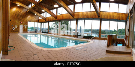 Svuotare piscina al coperto all'interno di hotel resort Foto Stock
