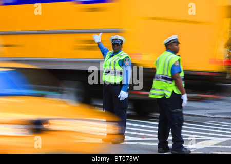 Il traffico pesante sulla Quinta Avenue di New York City Foto Stock