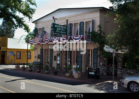 Una scena da Murphys California vecchio tempo downtown area dello shopping con ristoranti e degustazione di vino e alloggio disponibile Foto Stock