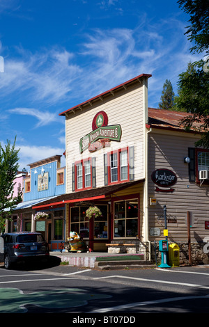 Una scena da Murphys California vecchio tempo downtown area dello shopping con ristoranti e degustazione di vino e alloggio disponibile Foto Stock